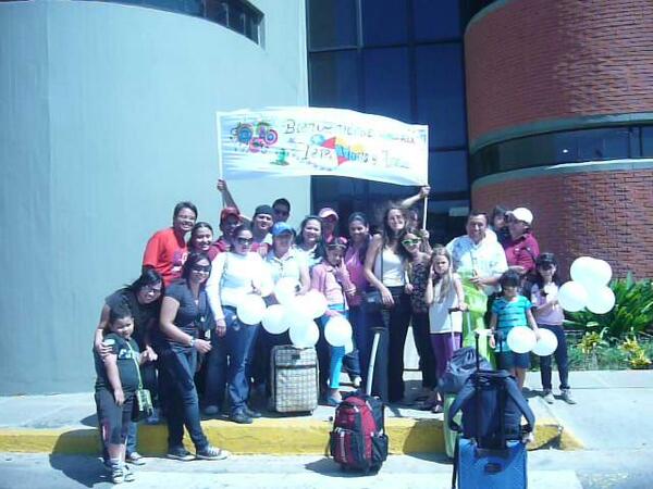 emaus01's tweet photo. Llegada de Tere al aeropuerto de Coro :) con Emaùs, Linearoja33, Berakah laus http://t.co/dWYrbLhzfa