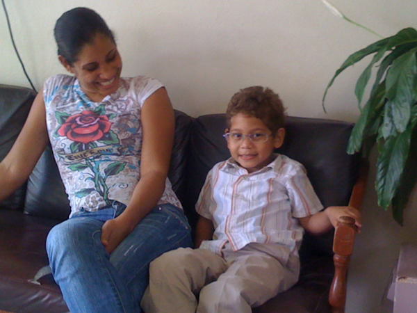 kennelin1's tweet photo. Mi hijo al lado de su madre postiza jajaja http://t.co/gIrPCrPgaa