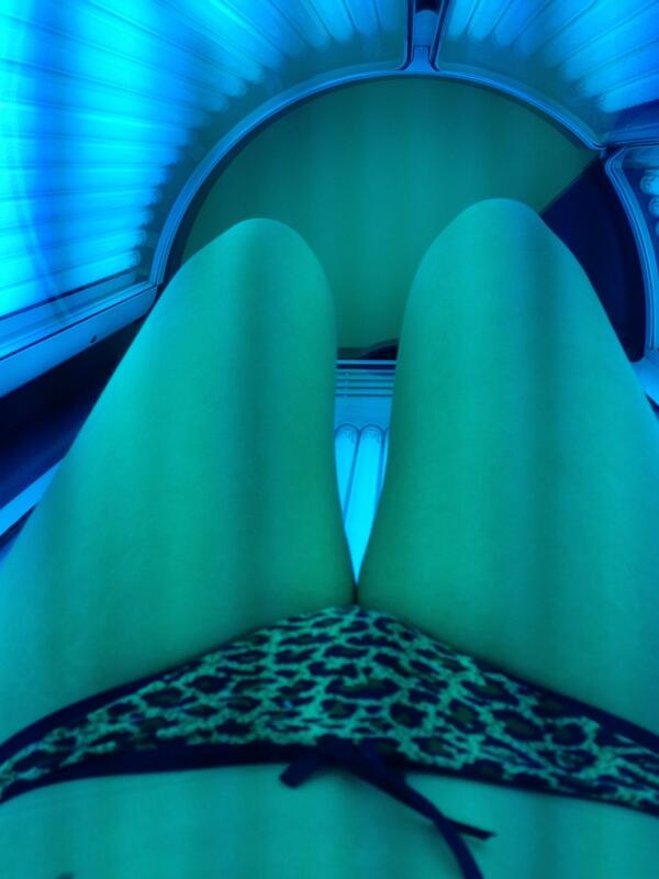 DinaBocskai's tweet image. #SolarTime I getting brown ✌💙