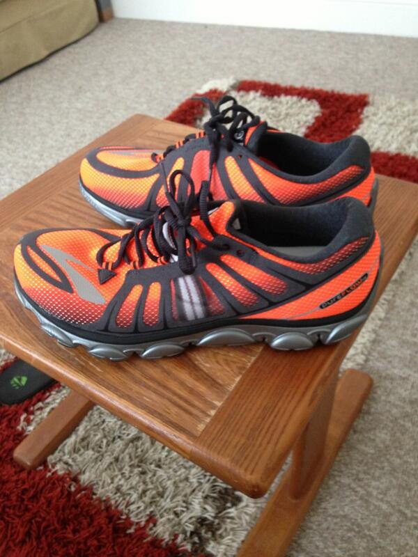 tomjones08's tweet photo. ❤ My new 👟 thanks @brooksrunning 
No more heel striking for me #tanking http://t.co/oT8kaL1uco