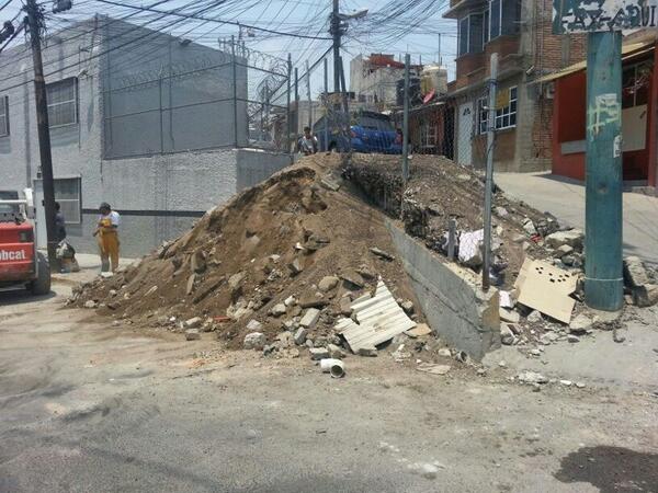 avenida central y grutas se retiraron 5 volteos de cascajo
