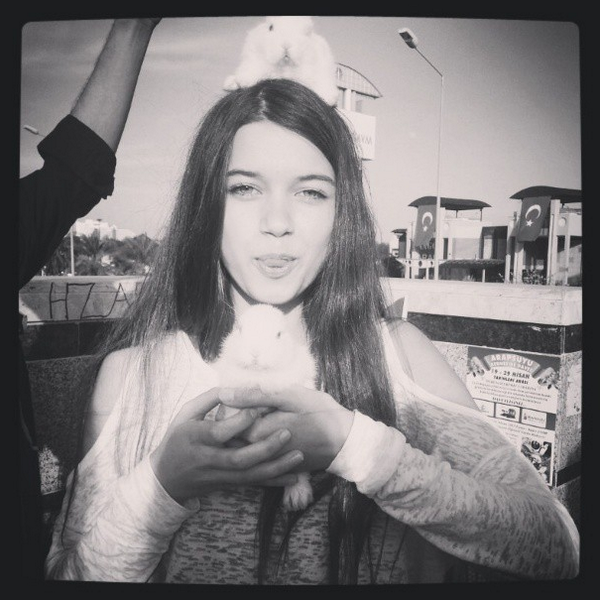 Bu kadar tatlı şeye aynı anda bakmak sağlığa zararlı ama napalım :D