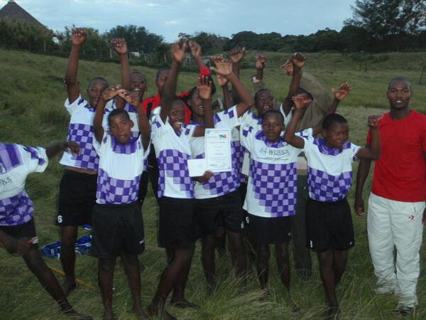 De ''oude'' sportshirts van <a href="/GeminiHandbal/">GeminiHandbal</a> hebben Mdumbi bereikt! Ideaal voor bij een sportieve sportworkshop! #tof