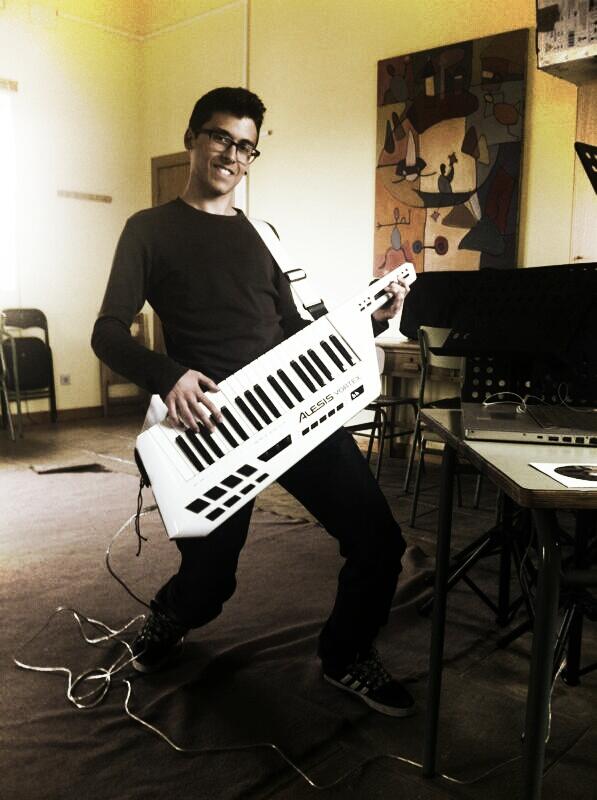 OfficialPDE's tweet photo. Alfin llega el keytar uee http://t.co/eZ4nJIdlLV