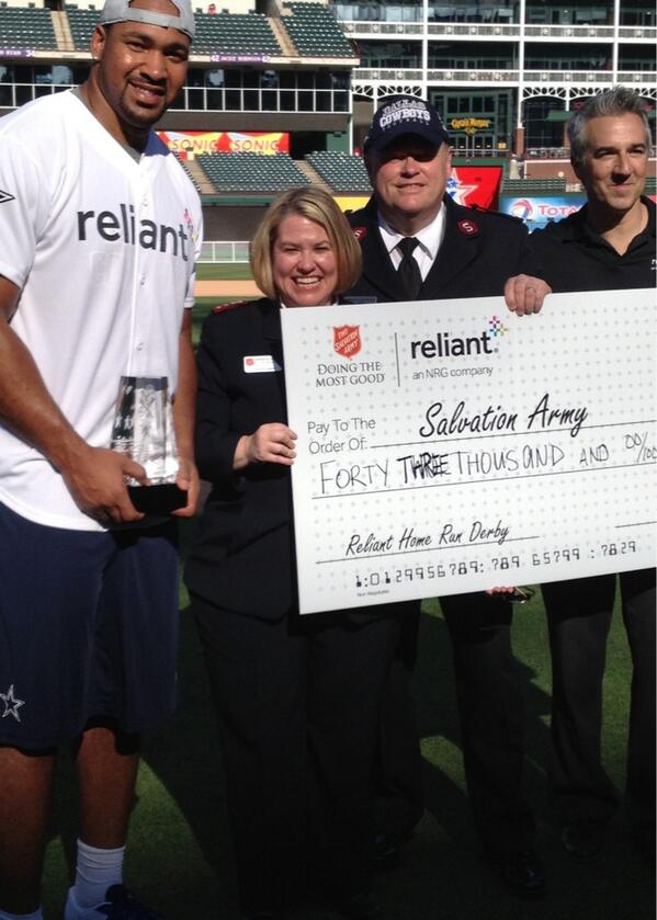 Boys_Vox's tweet image. Reliant HR derby winner @hatcher97 with $43k check for @SalArmyDFW #powerdisplay