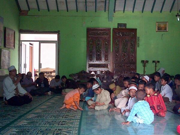 ITJBekasi's tweet photo. Bersama @pedulijilbab di Panti Sosial Asuhan Anak Akhiruz Zaman, Rawa Lumbu, Bekasi. http://t.co/Wfzj3dicPA