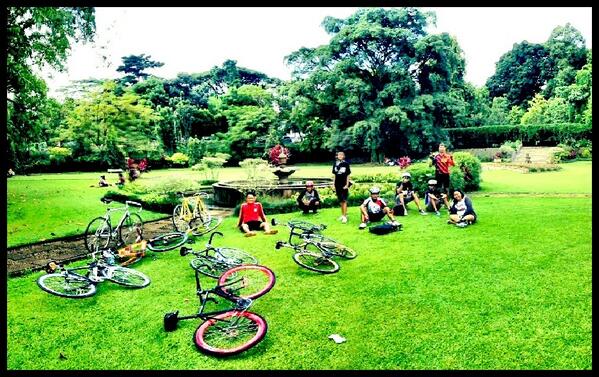 Lupa bawa rantang &amp; tiker "<a href="/BGRFixedFaction/">Bogor Fixed Faction</a>: Tamasya <a href="/kebunrayabogor/">Kebun Raya Bogor</a> bersama kawan2 <a href="/barsettacourier/">barsetta</a> <a href="/fixietas/">Fixietas Jakarta</a> 😄 "