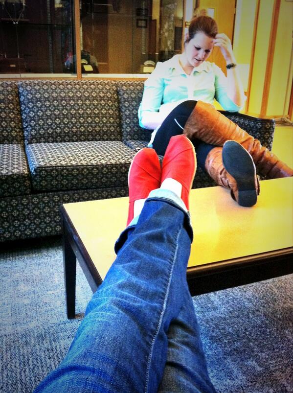 alexis_yaple's tweet image. Just waiting 10 minutes for my last final.. #goinginblind #didntstudy #gonnafail #toms