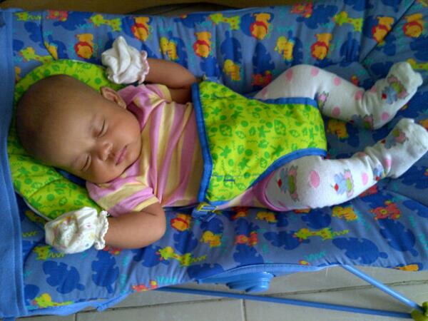 intanwputranto's tweet photo. Terjaga karena malaikat kecilku, sholat Subuh yuk de' ??? http://t.co/tfN7fXidY5