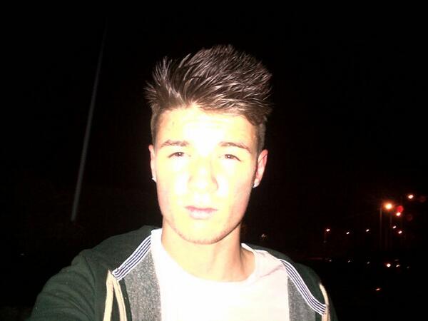 FXCKERIC's tweet photo. Looking hot walking home in the rain (y) http://t.co/TFya9yLHxP