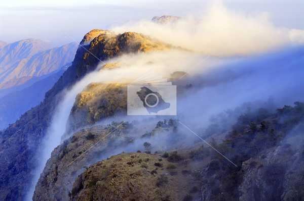 SaudiNewsFR's tweet photo. Cascade de nuage dans les montagnes d'abaha au sud de la Mecque #Saudi #KSA #Arabie_Saoudite #Abaha http://t.co/jn0ikipUK8