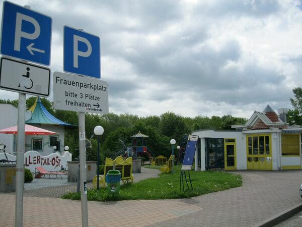 Bord Duitse snelweg. Positieve discriminatie of hebben vrouwen 3 parkeerplaatsen nodig om te parkeren zonder deuk?