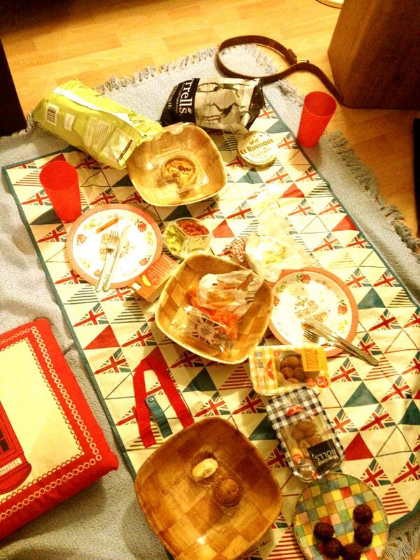 neelajane's tweet photo. Indoor picnic with @SairCalver - what a dream! #summerinside #makethesunshine http://t.co/YozxmM4OD5