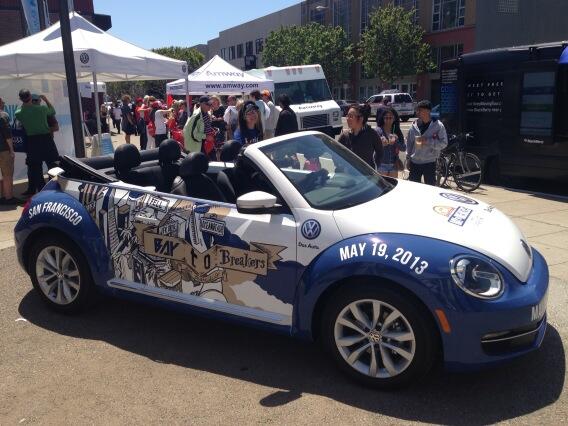 usapictures's tweet photo. Bay To Breakers themed Beetle convertible http://t.co/tS8zGaHQIE http://t.co/lhzZaYRDlw