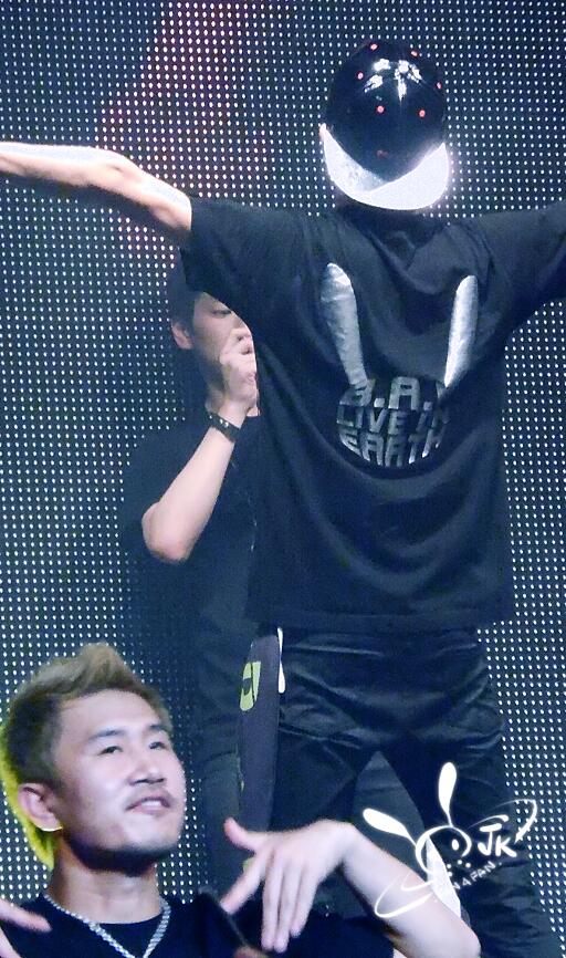 _amazingpics's tweet photo. RT @HimchanVictoryy: [FANTAKEN] 130517 Yongguk &amp;amp; Himchan @ Live On Earth in NYC #2 (cr: http://t.co/ADvZxIyt4k ) http://t.co/8TCeADYVdv