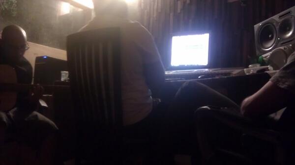DJCHIWAPR's tweet photo. en hihg level studio cn @DJCHIWAPR  @A_TONE_  @JohngaHighLevel @LosVegaton  @TommyJoe_pr  @lia @FlacoRecords workduro http://t.co/WM5tMyUMpU