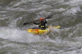 jalanteruus's tweet photo. "@NGTravelerID:  @MAPAGAMA_UGM Sun Koshi di Nepal. Apa bedanya dg jeram sungai Indonesia, KawanTraveler? http://t.co/aArw0GkZYu"