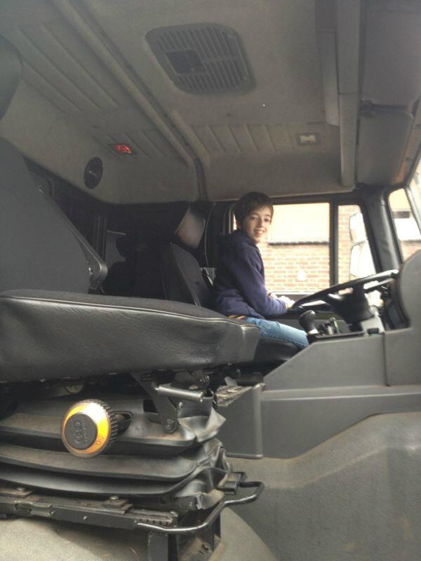 Achterstevoren_'s tweet photo. Aron is er klaar voor zo te zien! Hij gaat in de legertruck en zijn familie in de jeep er achter aan @13Mechbrig_ http://t.co/XNHM0twBTe