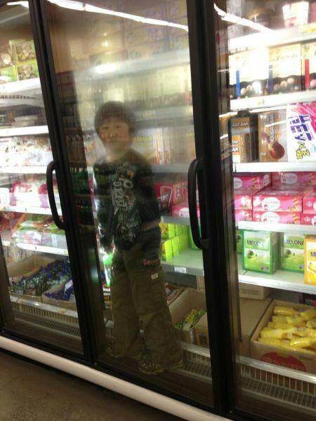 twiga14's tweet photo. 子供がコンビニで冷えてたｗ http://t.co/9Y3g4IlJ9n