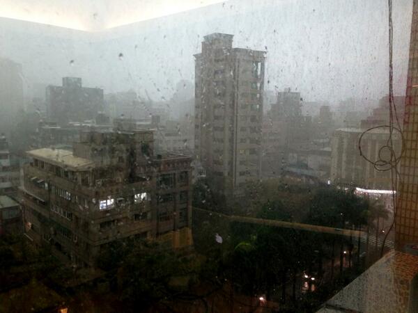 Xinosys's tweet photo. Heavy rain in Taipei! insane. http://t.co/9boBRxu7NY