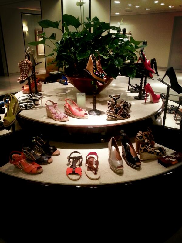 팔로마바르셀로. 여름에 하나정도 꼭 소장하고 있으면 너무 잘 코디할...또 가격도 아름다운 아이템! 
지금 신세계 슈컬렉션 (본점,강남점,센텀점)에서 바로 만나보실 수 있단 사실!! 따끈한 신상품 구경오세요~~