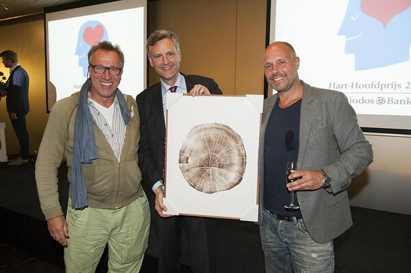 DrukkerijPascal's tweet photo. Mooi kado van #Triodos voor genomineerden #Harthoofdprijs2013.
Druk van boomschijf van 300jr oude eik. #trots! http://t.co/Uv2Ij6VGuV