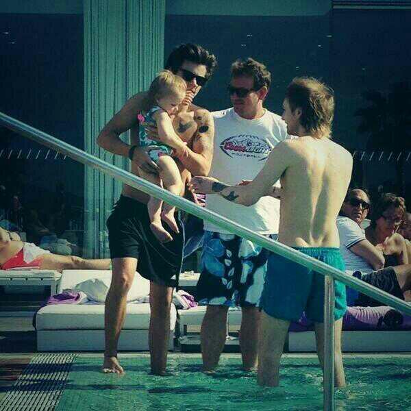 FakinghimStyles tweet picture