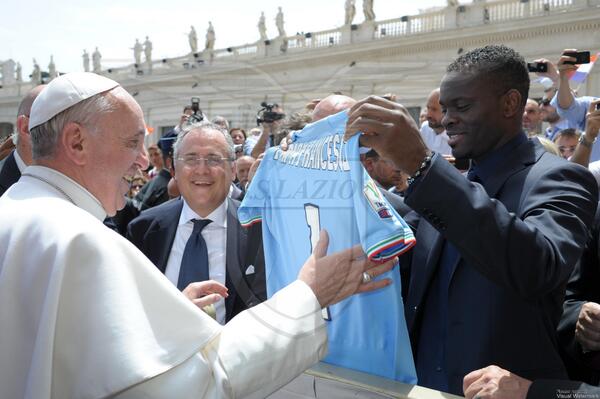 Lazio, Papa Francesco riceve la maglia biancoceleste (FOTO) 32 BK3jvpoCMAAQFvc