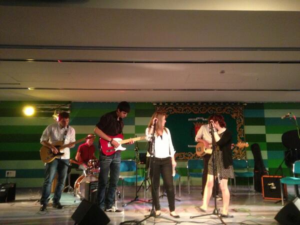 ¡Vamos! Últimando detalles para el conciertazo. Ya sabéis, a las 6:00 os esperamos. #UnMadriddeCine