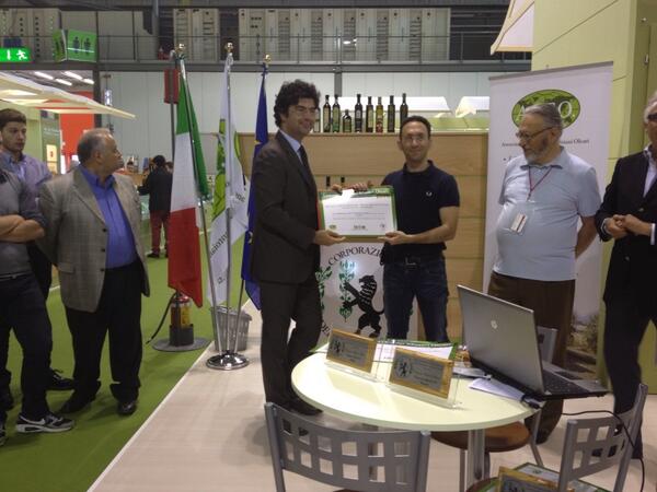 PantaleoGreco's tweet photo. #tutto food premiazione gran menzione della #Corporazione dei Mastri Oleari http://t.co/6GbwWlTNoo