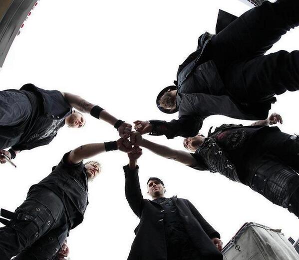 1075daverocks's tweet image. #BandRituals @threedaysgrace #FirstBump #MiddayLockdown