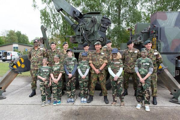 Achterstevoren_'s tweet photo. Dankzij inzet van @JeanineHennis en @hansdamen beleefden we een topdag verzorgt door @Pevio65 en @13Mechbrig_ #dank http://t.co/SXv3EEKfIJ