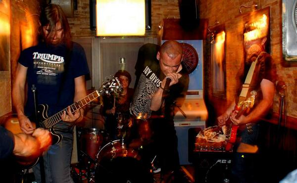 ENTERRADORESS's tweet image. Fotico cortesía de nuestro amigo Juanfran, con nuestro bajista hologramado. Concierto en Torremolinos sábado 18