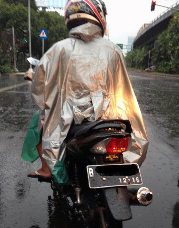 Bagi Pemotor hindari penggunaan Jas hujan Ponco, krn kerap terjadi kecelakaan akibat Ponco tersangkut roda belakang.