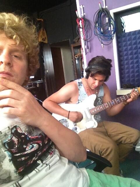 AmadorSB's tweet photo. “@MusicArtEstudio: Gozando con mi colega @AmadorSB en #musicartestudio http://t.co/RZERMVDDPf”tarde perfecta. Tendrá arreglo.....