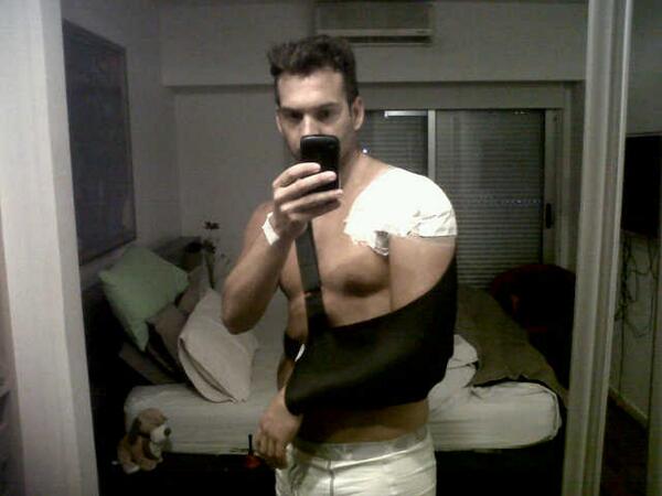 CabanasOficial's tweet photo. Me opere del hombro y después de 4 horas de cirugía ya estoy haciendo reposo .. http://t.co/mIwvaLdEFm