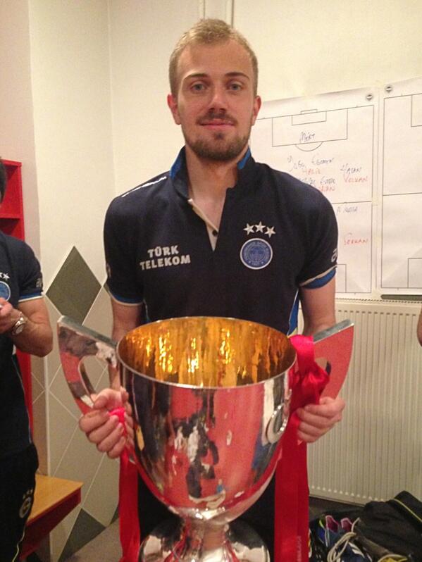 MertGunok's tweet image. Bu kupa önce rahmetli anneme, aileme ve tüm Fenerbahçe taraftarına armağan olsun.. Daha nice kupalara inşallah..