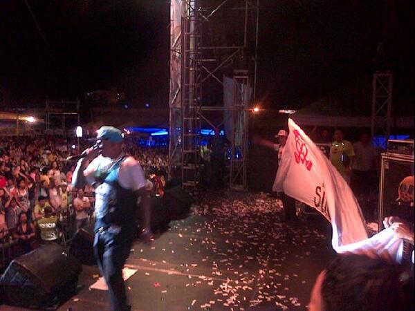 RG4LMundial's tweet photo. El Primer Fans Club A Nivel Mundial En Subir A Un Escenario Con @Nengo_Flow #ElProductoMasCaro @RG4LCartagena !!! http://t.co/cacyL9S5Rm