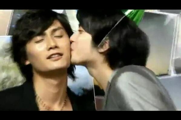 今日はキスの日らしいのでキス画像載せる