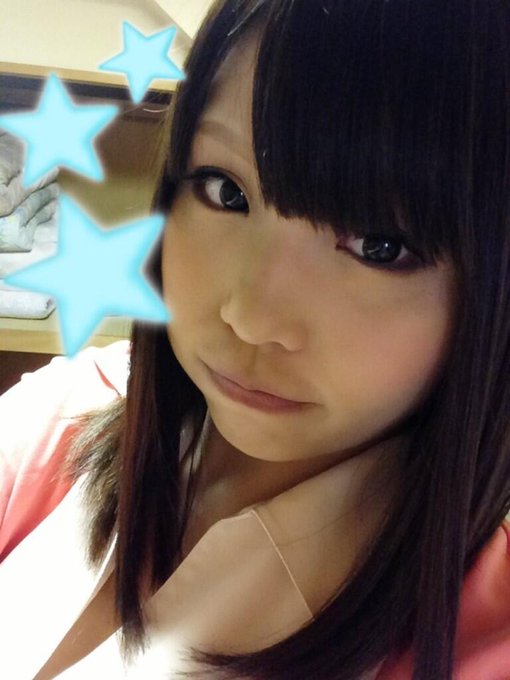 おはようございます(*'&omega;'*)暑いですねー(ノ&omega;・｀)暑いの苦手(ノ&omega;・｀)りおんちゃんおこ！です(ノ&omega;・｀) http://t.co/H62B0wt2mE