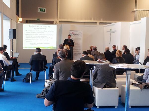 OpenITSummit's tweet photo. Full House im meet&amp;greet@open-it summit. Da ließen so manche dafür einen Termin ausfallen... #OITS2013 #Messe #Berlin http://t.co/bxIc1wWCYO