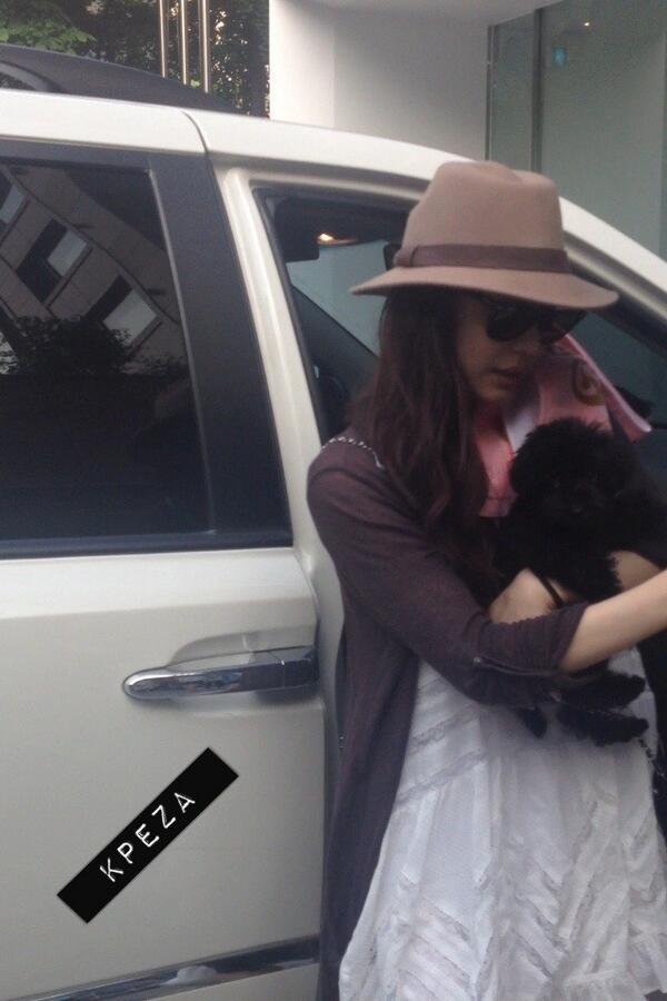 [PIC][23-05-2013]Tiffany cùng Ginger và các thành viên khác của SNSD xuất hiện tại công ty SM vào chiều nay BK8B4RoCQAEngAe