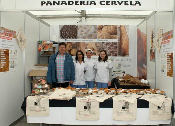 PanCervela's tweet photo. Aquí tedes o noso stand na #FestadoSalmón da Estrada e o equipo desprazado para a degustación. Quedou curriño! http://t.co/DPiZWKlDi2