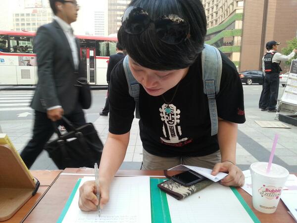 Hope_Gardians's tweet image. 대한문 쌍차분향소. 대구에서 오셨다는 시민분. '쌍용해고자 H-20000'프로젝트를 알고 계시다며 흔쾌히 부품구입을 하시네요~감사합니다~^^ m.socialfunch.org/h-20000