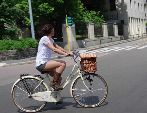 MilanoCycleChic's tweet photo. Adesso a #Milano si pedala così...--> http://t.co/qYD9KjSZN6 ma stasera fulmini e saette? #Cycle #Chic http://t.co/YU2vEv4CwB