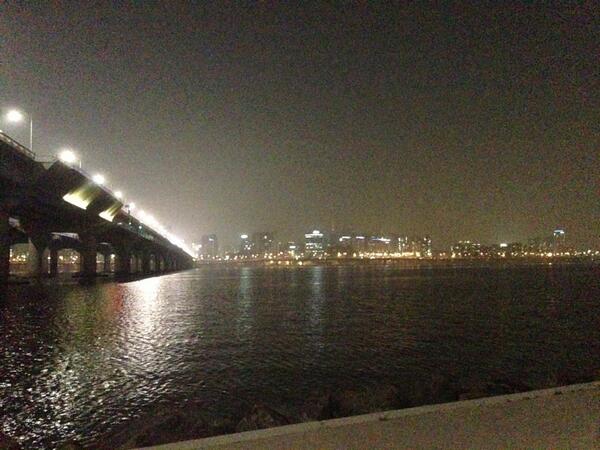 moonsshoo's tweet photo. 한강에사람정말많네에~~ 바람좋타아~~~! http://t.co/wXKTPHPZXl