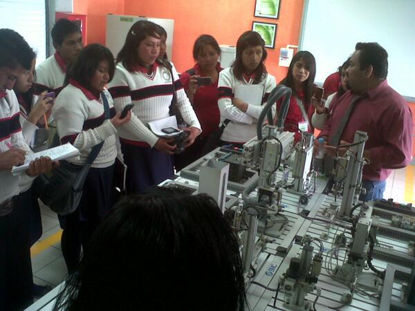 10ingsolis's tweet photo. @gmo_calderon Alumnos de CECyTEM Chicoloapan motivados a seguir con sus estudios. http://t.co/u18QtnAN1t