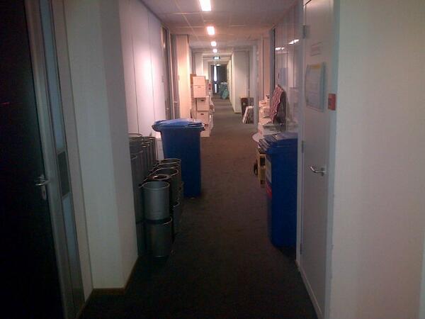 Een ingepakt Veiligheidshuis. Klaar voor de verhuizing. Nog 1 harde werker bezig.