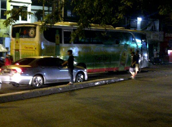 TMCPoldaMetro's tweet photo. 23:43 Bus Bianglala mogok di dkt TL Cipulir (arah ke Ciledug), lalin tersendat &amp; msh menunggu peminjaman derek besar. http://t.co/xHjcPd89eD