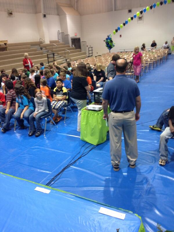 NorthHartElem's tweet photo. 5th grade graduation practice http://t.co/FhLc4pRU6m